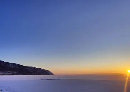 Лед начал сковывать Байкал