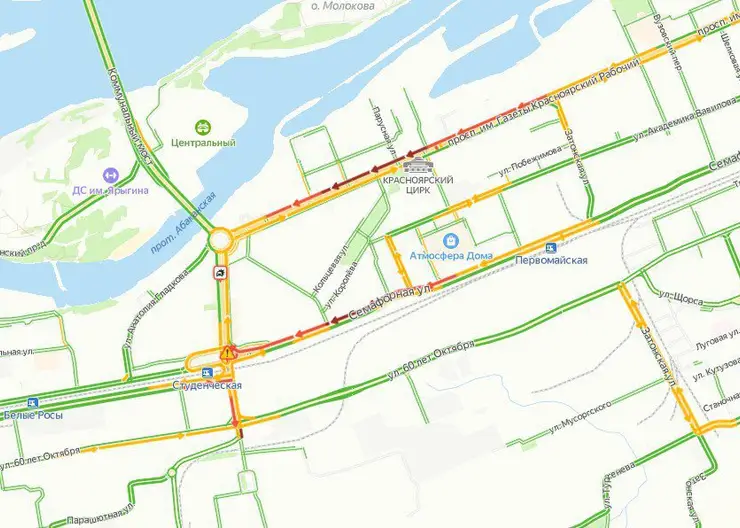 На правобережье Красноярска образовалась пробка из-за аварии на Предмостной площади
