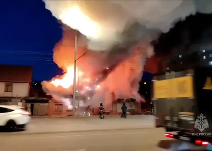 В Красноярске пожарные спасли женщину и троих детей из горящего дома на Калинина