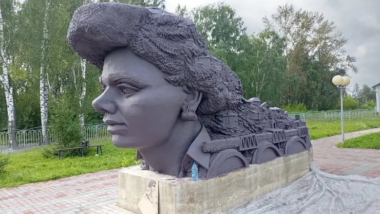Монументальная скульптура девушки-поезда «Тайга» появилась у вокзала в Красноярском крае