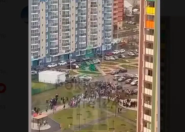 В Красноярске эвакуировали школу №155 из-за странного предмета