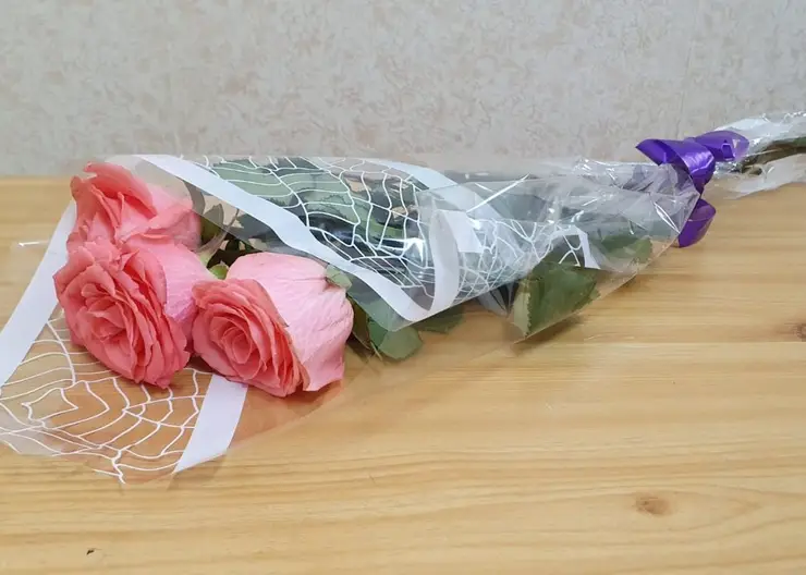 Зеленогорец шел на свидание с похищенными розами, но был задержан полицейскими