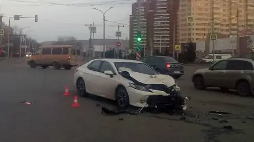 В Красноярске в ДТП пострадала сотрудница скорой помощи