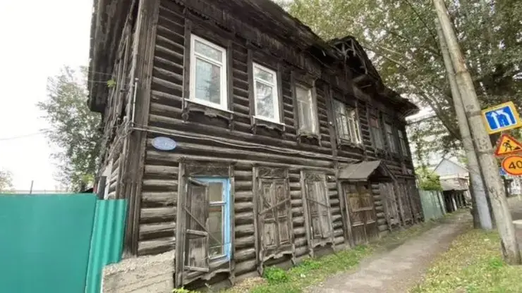 Два деревянных дома-памятника выставлены на продажу в центре Красноярска за 3,5 млн рублей