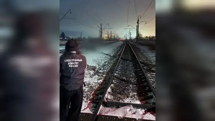 Мужчина и двое детей попали под поезд в Иркутской области