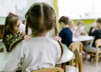 Схватившая за волосы девочку воспитательница детсада объяснила свой поступок секундным помутнением