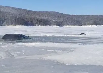 Машина провалилась под лед на Красноярском водохранилище
