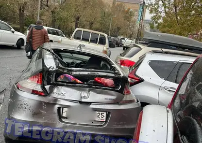 Массовое ДТП в центре Владивостока: автомобилистка на Honda Stream протаранила более 10 машин