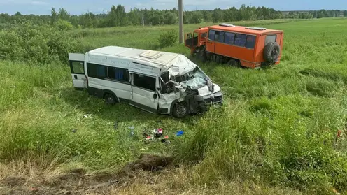 Микроавтобус столкнулся с КАМАЗом в Назаровском районе Красноярского края
