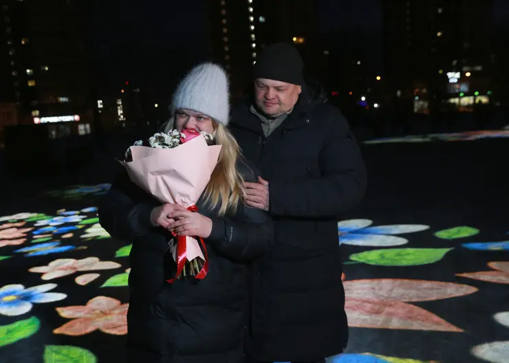 Красноярец позвал замуж девушку во время светомузыкального шоу в сквере Казачий