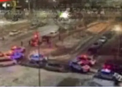 В Красноярске во двор ночью приехали сразу 11 полицейских машин