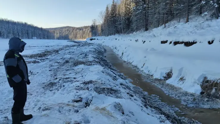 Река в Зеленогорске окрасилась в рыжий цвет