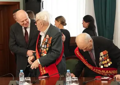 Героям Победы вручили знаки Почётных граждан Красноярска