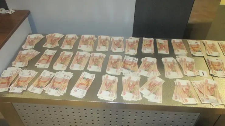 Двое иностранцев пытались вывезти из Красноярска в Узбекистан пять с половиной миллионов