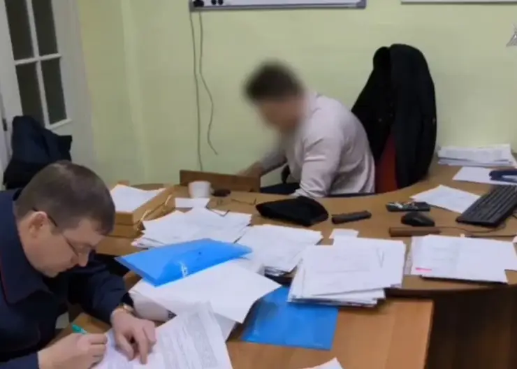 Бывшего главврача Минусинской больницы подозревают в получении взятки на 2.8 млн рублей