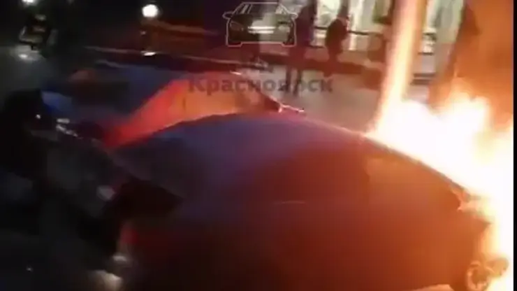 В центре Красноярска на перекрестке Мира - Робеспьера загорелся автомобиль