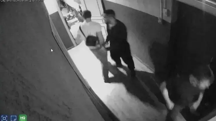 «Хотел понтануться»: посетители бара в Красноярске избили 16-летнего парня в туалете и отняли 400 тысяч рублей