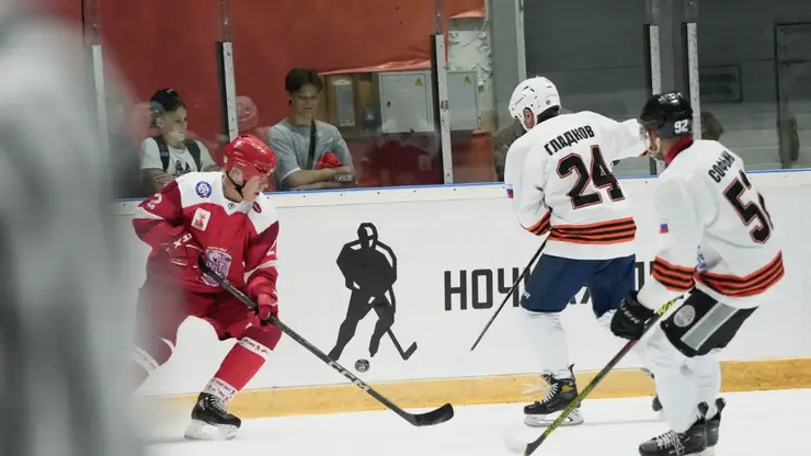 Товарищеский матч между командой «Легенды хоккея» и сборной Иркутской области состоялся в Ангарске