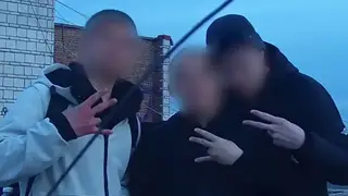 В Новосибирске школьники зависли на крыше, они поигрались с уличной онлайн камерой (видео) В Новосибирске школьники зависли на крыше, они поигрались с уличной онлайн камерой (видео)