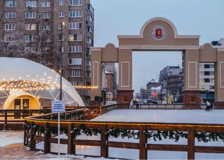 В Красноярске из-за резкого потепления закрыли каток на площади Мира