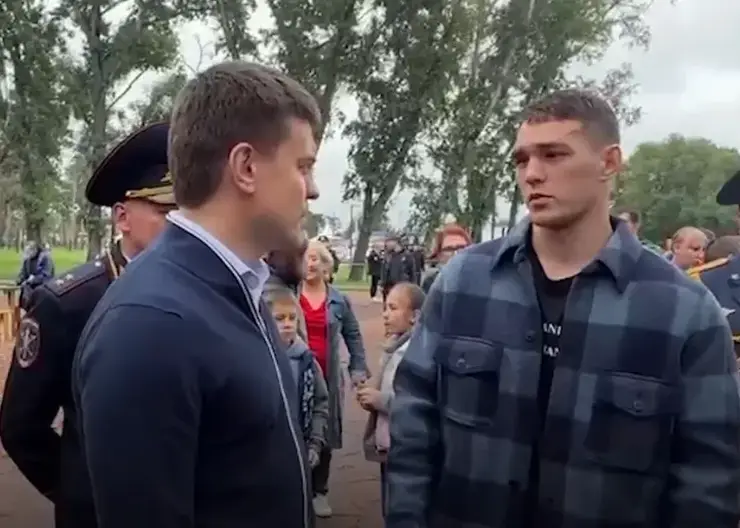 Врио губернатора Красноярского края Михаил Котюков встретился с чемпионом мира по боксу Марком Петровским