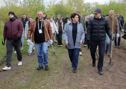 В Красноярске на Аллее памяти в красноярском Татышев-парке высадили 22 яблони в честь героев СВО