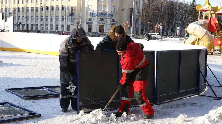 В столице Кузбасса приступили к монтажу новогодней ели и хоккейной коробки