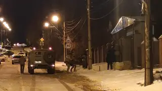 В Красноярске спецназ Росгвардии задержал вооруженного мужчину, забаррикадировавшегося в доме