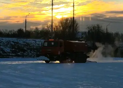 В красноярском Татышев парке заливают каток в канун теплых выходных