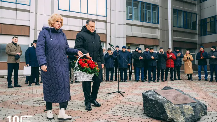 Решетневцы торжественно заложили камень в основание будущего памятника создателю первых в мире спутниковых систем космических телекоммуникаций