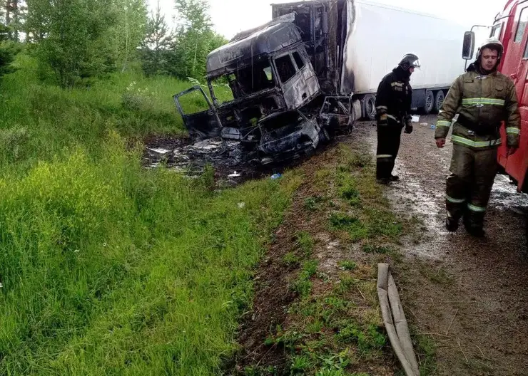 Три человека погибли в аварии с грузовиком в Красноярском крае