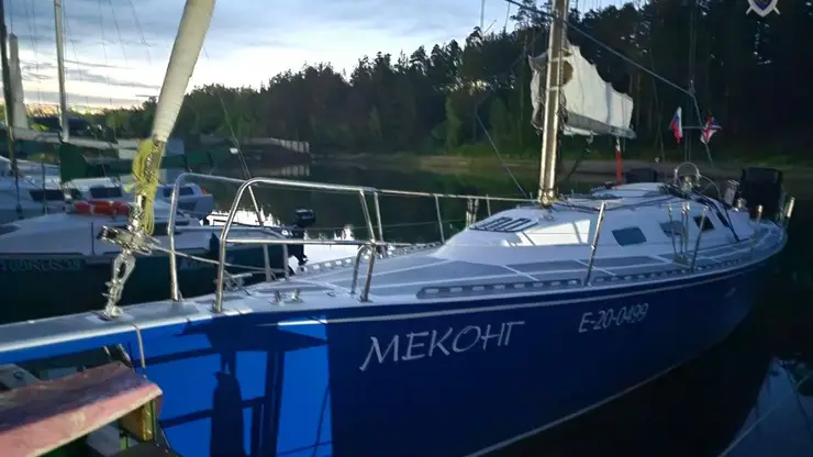 Три человека получили сильный удар током после того, как парусное судно зацепило провода в Иркутской области