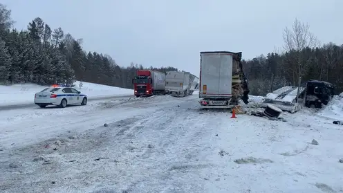 Движение в сторону Красноярска ограничили из-за аварии с 7 машинами