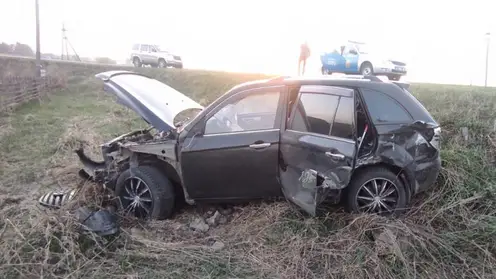 В Красноярском крае автоледи врезалась в прицеп грузовика