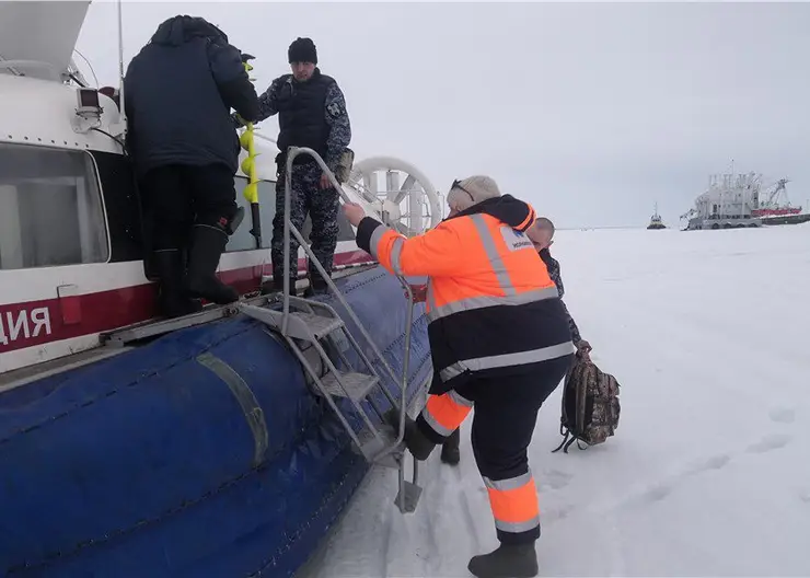 На севере Красноярского края атомный ледоход отрезал льдину с пятью рыбаками