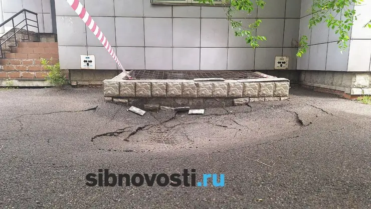 В центре Красноярска обнаружили еще один провал грунта возле жилой многоэтажки