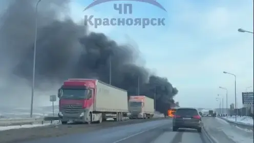 Фура с автомобилями загорелась на трассе под Красноярском