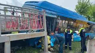 Автобус протаранил ограждение в Новокузнецке