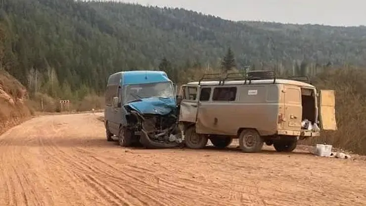 Десять человек пострадали в аварии с автобусом в Иркутской области