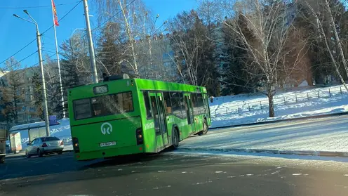 В Красноярске автобус №55 попал в ДТП и выехал на тротуар