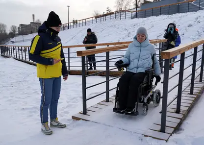 Новый пандус на набережной Енисея протестировали для маломобильных красноярцев