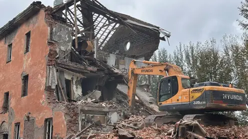 В Ленинском районе Красноярска сносят аварийную трехэтажку