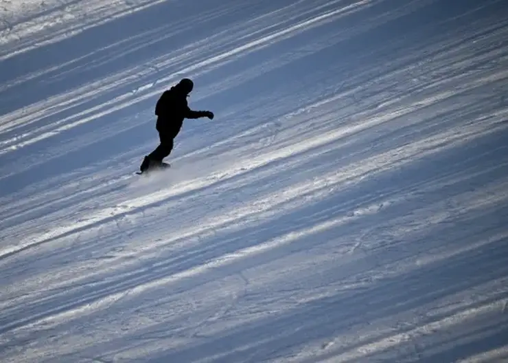 Спасатели и волонтеры ведут поиски пропавшего в Красноярском крае сноубордиста