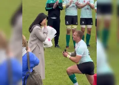 Красноярский регбист встал на колено и сделал предложение девушке после матча