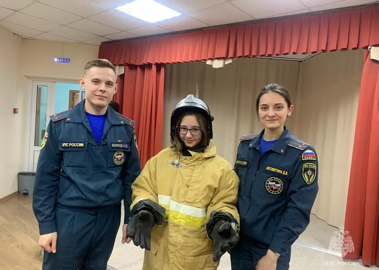 В Красноярском крае пожарные проводят "Уроки мужества" и рассказывают школьникам о правилах безопасности