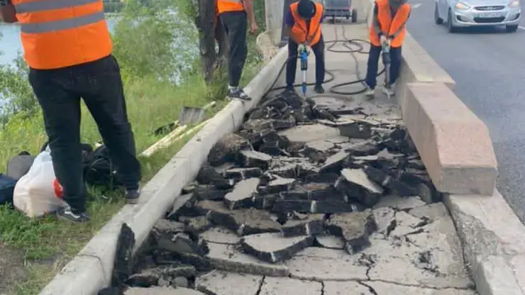 В Красноярске с тротуара на Коммунальном мосту начали убирать старый асфальт