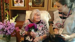 Старейшую избирательницу поздравили с 91-летием обходчики УИК в Красноярском крае Старейшую избирательницу поздравили с 91-летием обходчики УИК в Красноярском крае