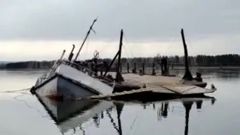 В Красноярском крае из-за паводка подтопило два судна