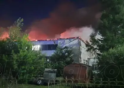В красноярском Академгородке всю ночь тушили пожар в автосервисе. Из огня спасли двоих