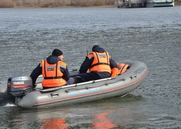 Под Красноярском перевернулась лодка с рыбаками